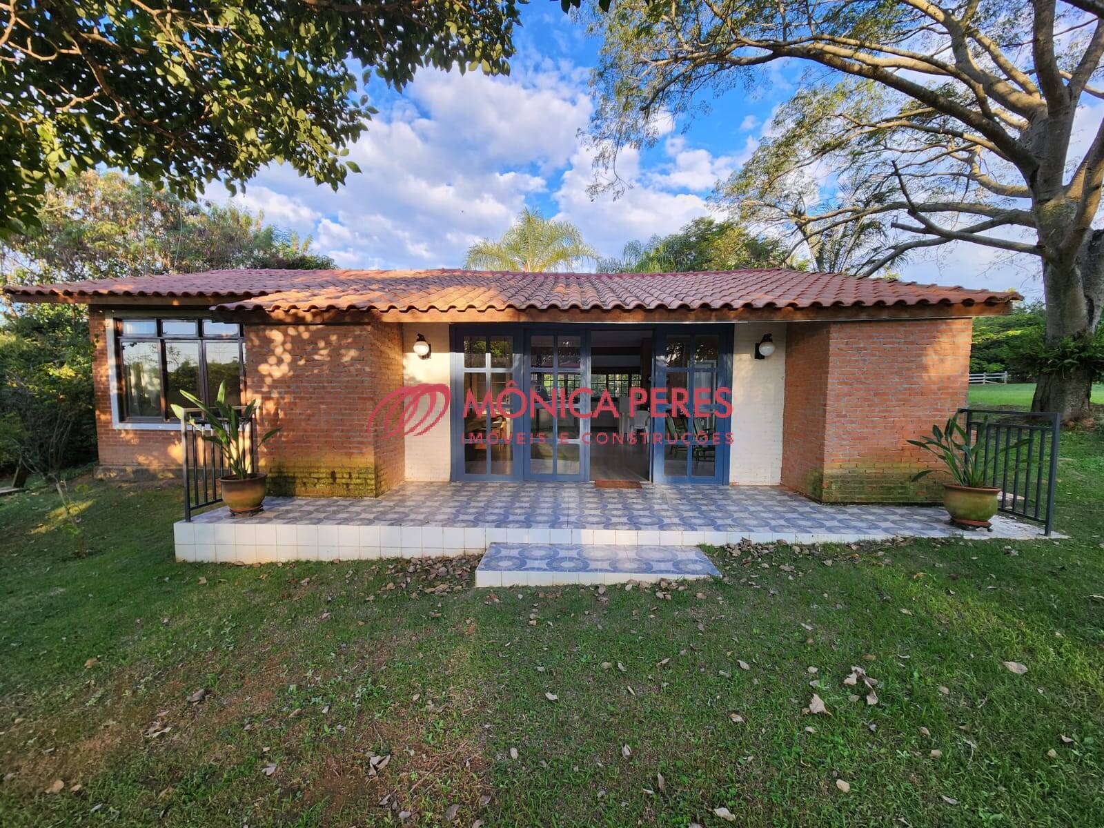 Casa à venda com 6 quartos, 380m² - Foto 1