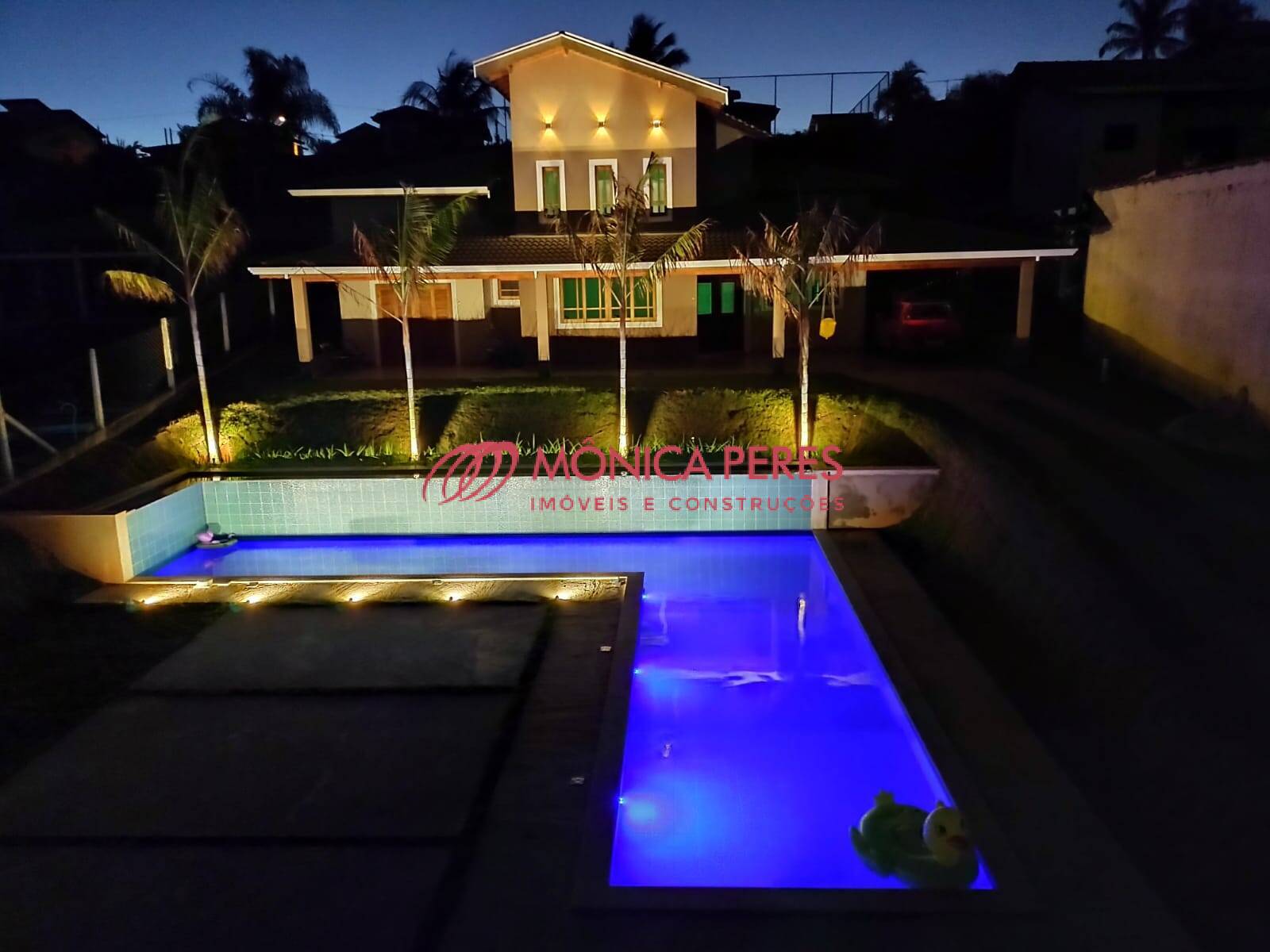 Casa à venda com 3 quartos, 250m² - Foto 1